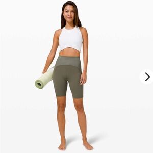 Lululemon Blissful Bend Super High-Rise Short 8"
Army Green size 12